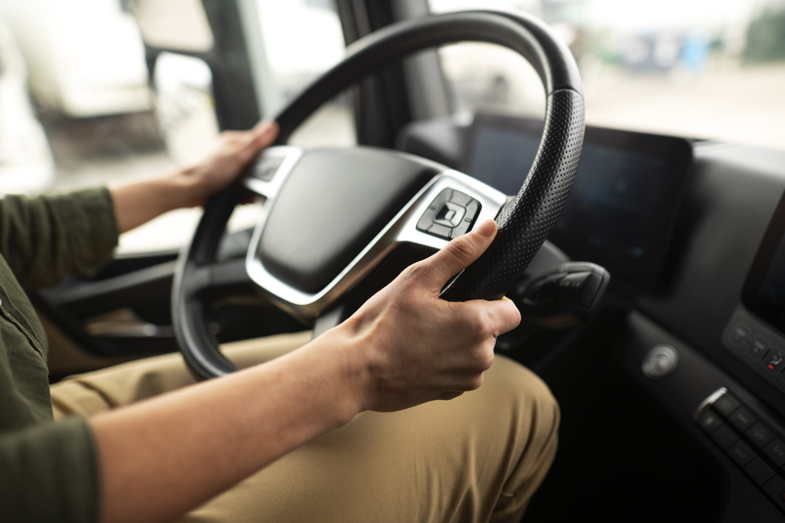 vista lateral-mujer-trabajando-como-conductora side-view-woman-working-as-driver